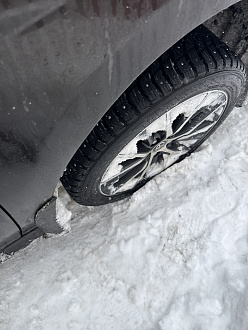 Застрял вдоль гаражей. Здесь проедет паркетник или машина выше вытащить застрявшую машину Тайота камри