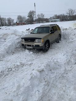 5 метров от асфальта. Лед на парковке. Трос шкалы есть. вытащить застрявшую машину Ford Explorer 3