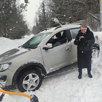 Я прохожий свидетель, застряла машина с пожилой женщиной в сугробе при выезде на дорогу. Заложен неправильнвй угол выезда вытащить застрявшую машину Рено дастер