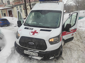 Застрял во дворе вытащить застрявшую машину Форд транзит скорая помощь