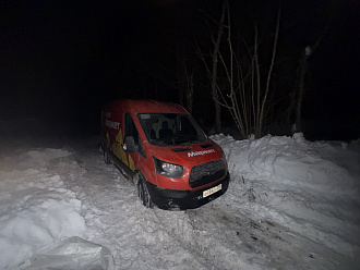 помогите пожалуйста,  на машине пропало сцепление и машина застряла в лесу, большая просьба помочь, уже не могу найти никакую помощь с 22:30 вчерашнего дня. Меня около машины нет, так как чувствую себя катастрофически плохо, если надо будет открыть машину или еще что то, могу открыть ее дистанционно, помогите пожалуйста. До нормальной дороги метров 200-250 не больше, ее нужно дотянуть до расчищенного пятака, и оставить ее там, большая просьба помочь  вытащить застрявшую машину Форд