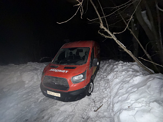 помогите пожалуйста,  на машине пропало сцепление и машина застряла в лесу, большая просьба помочь, уже не могу найти никакую помощь с 22:30 вчерашнего дня. Меня около машины нет, так как чувствую себя катастрофически плохо, если надо будет открыть машину или еще что то, могу открыть ее дистанционно, помогите пожалуйста. До нормальной дороги метров 200-250 не больше, ее нужно дотянуть до расчищенного пятака, и оставить ее там, большая просьба помочь  вытащить застрявшую машину Форд