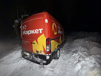 помогите пожалуйста,  на машине пропало сцепление и машина застряла в лесу, большая просьба помочь, уже не могу найти никакую помощь с 22:30 вчерашнего дня. Меня около машины нет, так как чувствую себя катастрофически плохо, если надо будет открыть машину или еще что то, могу открыть ее дистанционно, помогите пожалуйста. До нормальной дороги метров 200-250 не больше, ее нужно дотянуть до расчищенного пятака, и оставить ее там, большая просьба помочь  вытащить застрявшую машину Форд