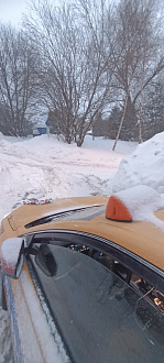 Привез пассажира на дачу.Застрял среди дачных участков,везде подъемы,на переднем приводе не подняться.Колея есть,внедорожники пройдут. Трос слабенький. вытащить застрявшую машину 