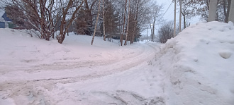 Привез пассажира на дачу.Застрял среди дачных участков,везде подъемы,на переднем приводе не подняться.Колея есть,внедорожники пройдут. Трос слабенький. вытащить застрявшую машину 