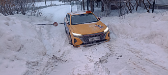 Привез пассажира на дачу.Застрял среди дачных участков,везде подъемы,на переднем приводе не подняться.Колея есть,внедорожники пройдут. Трос слабенький. вытащить застрявшую машину 