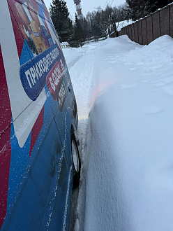 Застрял в колее , метров 200 до нормальной дороги , нужно немного протащить вытащить застрявшую машину ГАЗель
