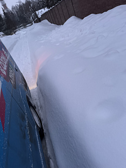 Застрял в колее , метров 200 до нормальной дороги , нужно немного протащить вытащить застрявшую машину ГАЗель