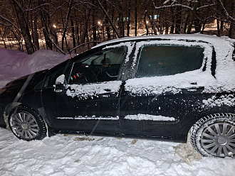 прошу помощи, машина застряла в снегу, села на пузико.  вытащить застрявшую машину peugeot 308