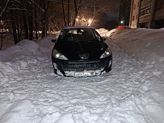 прошу помощи, машина застряла в снегу, села на пузико.  вытащить застрявшую машину peugeot 308