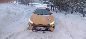 Привез пассажира на дачу.Застрял среди дачных участков,везде подъемы,на переднем приводе не подняться.Колея есть,внедорожники пройдут. Трос слабенький. вытащить застрявшую машину ДонгФенг