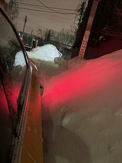 Застрял на дороге, машина села на брюхо. Нужно выдернуть назад примерно 2 метра, крюк есть, тросса нет. вытащить застрявшую машину Geely