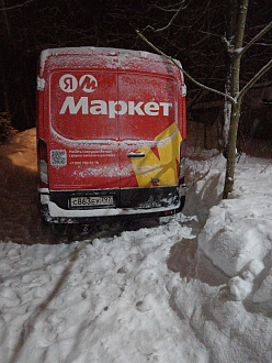 прошу помощи, стащило на обочину. Переднее правое колесо провалилось под мягкий снег. Немогу выехать  вытащить застрявшую машину Форд транзит G8