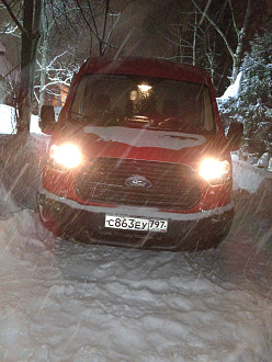 прошу помощи, стащило на обочину. Переднее правое колесо провалилось под мягкий снег. Немогу выехать  вытащить застрявшую машину Форд транзит G8