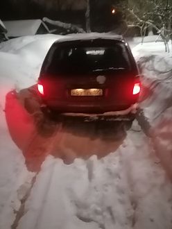 помогите пожалуйста,  вытащить машину. Не могу заехать на горку вытащить застрявшую машину Dodge