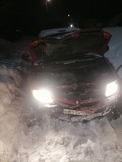 помогите пожалуйста,  вытащить машину. Не могу заехать на горку вытащить застрявшую машину Dodge