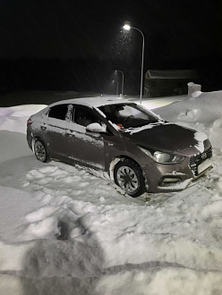 Машина застряла на подъёме, прокручиваются колеса. Нет вступления с дорогой по вытащить застрявшую машину Hyundai solaris