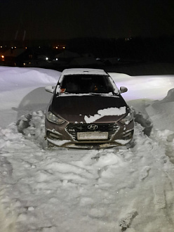 Машина застряла на подъёме, прокручиваются колеса. Нет вступления с дорогой по вытащить застрявшую машину Hyundai solaris