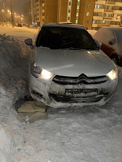 Правое переднее колесо прокручивается на льду ни в зад ни вперед выехать не могу вытащить застрявшую машину Ситроен с4