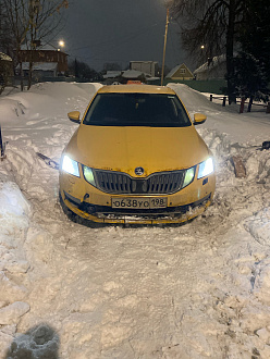 прошу помощи, застрял в сугробе,нужно дернуть пару метров, сел на защиту вытащить застрявшую машину Шкода Октавия 
