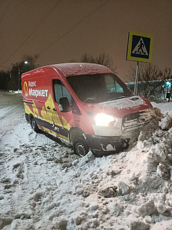 прошу помощи, заехал в сугроб надо дёрнуть, чем нибудь большим и мощным вытащить застрявшую машину Ford transit 