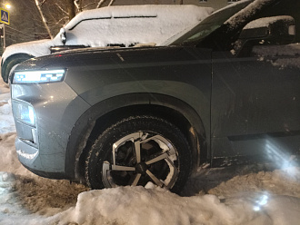 прошу помощи, застрял на парковке, дёрнуть машину вытащить застрявшую машину Jaecoo 