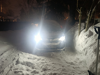 Села на днище возле дома, в населённом пункте 5 метров от жёсткого. вытащить застрявшую машину Хонда Фрид.