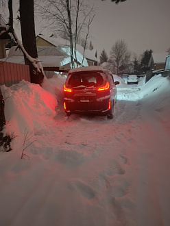 Села на днище возле дома, в населённом пункте 5 метров от жёсткого. вытащить застрявшую машину Хонда Фрид.