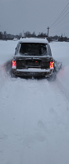 помогите, застрял в снегу. Нужно дернуть назад вытащить застрявшую машину Ленд Ровер