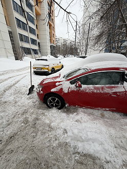 помогите, застрял на парковке двора  вытащить застрявшую машину Опель астра 