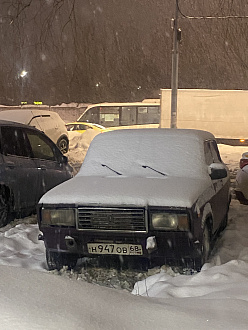 Застрял в снегу надо вытащить из парковки вытащить застрявшую машину Лада