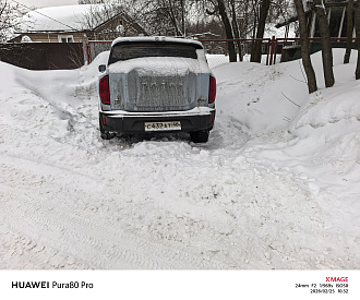 Застрял на стоянке. Стоянка с уклоном. Просел снег. Левое переднее колесо немного закопалось. Дорога подходит вплотную к машине. вытащить застрявшую машину Haval H3 полный привод