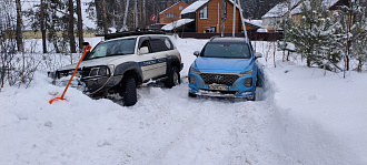 Нужно немного дёрнуть хендай ,а затем лебедкой(моей)вытащить Лексус вперед вытащить застрявшую машину Хентай,Лексус