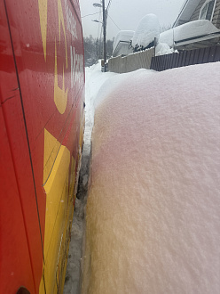 Заехал в деревню, дорога по началу почищена, а дальше нет, не могу проехать, снег под колеса собирается, колея маленькая, постоянно сносит в сугроб вытащить застрявшую машину Газель некст