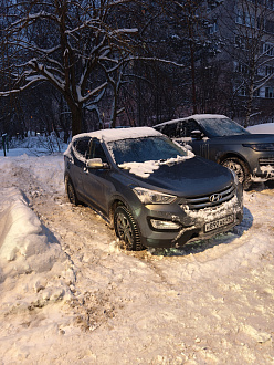 помогите, сел на днище на парковке вытащить застрявшую машину Hyundai Santa Fe