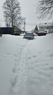 помогите, прилип в переулке,ехал по накатаной колее ,сдавал назад стащило в целену,вешу на брюхе.до дороги 30 метров есть канат 3т. Пробовали дергать не получается,водители мало понимающие не понимают как дергать и что делать) вытащить застрявшую машину не указано