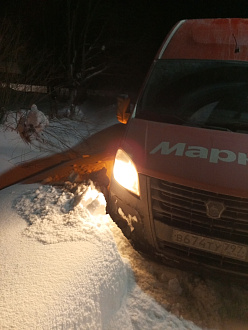 помогите, застрял в добавок бензин заканчивается вытащить застрявшую машину Газель фургон