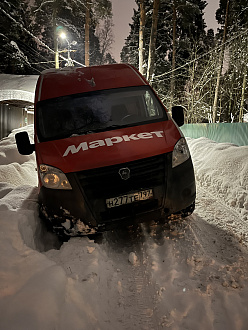 Стащило с дороги на право в яму с переди сугроб на зад думаю немного опасно тянуть, вокруг не кого нет. Без лебетки не справится вытащить застрявшую машину Газель некст цмф