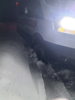 прошу помощи, бригада скорой помощи, застряли в снегу, выбраться невозможно вытащить застрявшую машину Ford Transit