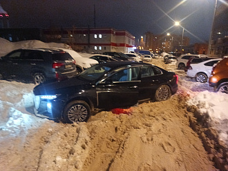 Застрял на парковке. Машина стоит боком, в небольшую яму  со льдом провалились передние колеса. Машина не села на пузо. Не получается раскачать как следует что бы выехать задом вытащить застрявшую машину Хончи н 5