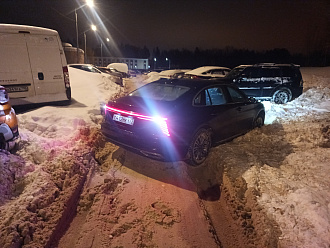 Застрял на парковке. Машина стоит боком, в небольшую яму  со льдом провалились передние колеса. Машина не села на пузо. Не получается раскачать как следует что бы выехать задом вытащить застрявшую машину Хончи н 5