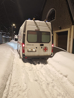 Застрял на улице в деревне. Жосткое покрытие где-то 500 метров вытащить застрявшую машину Газель скорая помощь и форд транзит скорая помош