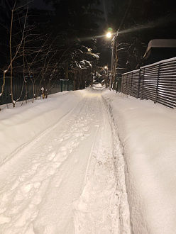 Застрял на улице в деревне. Жосткое покрытие где-то 500 метров вытащить застрявшую машину Газель скорая помощь и форд транзит скорая помош