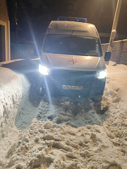 Застрял на улице в деревне. Жосткое покрытие где-то 500 метров вытащить застрявшую машину Газель скорая помощь и форд транзит скорая помош