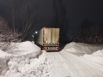 прошу помощи, по не знанию решил развернуться и все попал в частный сектор без трактора никак, фура 20 тонн гружёная. Люди помогите пожалуйста вытащить застрявшую машину Фав 