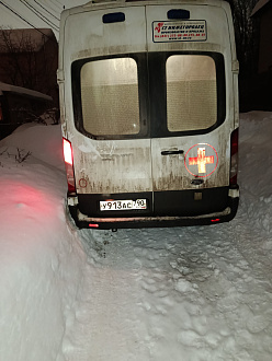 Населённый пункт застрял в снегу. вытащить застрявшую машину Ford transit.