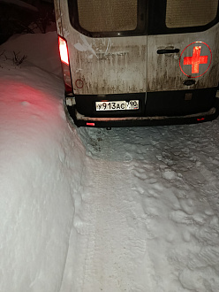 Населённый пункт застрял в снегу. вытащить застрявшую машину Ford transit.