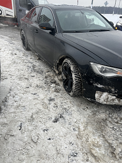 Зацепила бордюр, нет запаски, стою возле главной дороги. вытащить застрявшую машину Ауди а6