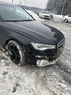 Зацепила бордюр, нет запаски, стою возле главной дороги. вытащить застрявшую машину Ауди а6