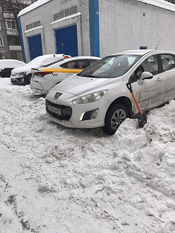 Застрял прямо перед дорогой, перед сел в снег, и передние колеса просто прокручиваються вытащить застрявшую машину Peugeot